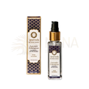 Ein klarer glasflakon mit goldfarbenem spraysystem und schwarzem deckel mit ayurveda raumspray lavendel und zitronengras neben verpackung von song of india