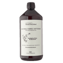Natürlicher Weichspüler von readthelabellondon mit Eukalyptus und Geranie, 1000 ml, Flasche mit grünen und weißen Etiketten.