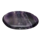 Reiner regenbogen-fluorit trommelstein mit glatter ovaler form und tiefviolettem amethyst in mana shop