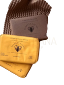 Gelb verpackte reine kakaobutter von anahata cacao mit geometrischem kakao pod logo und bio zertifizierung aus dem mana shop