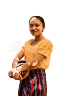 Eine frau trägt eine gelbe bluse mit spitzen und einen bunten rock neben reine kakaobutter von anahata cacao im mana shop