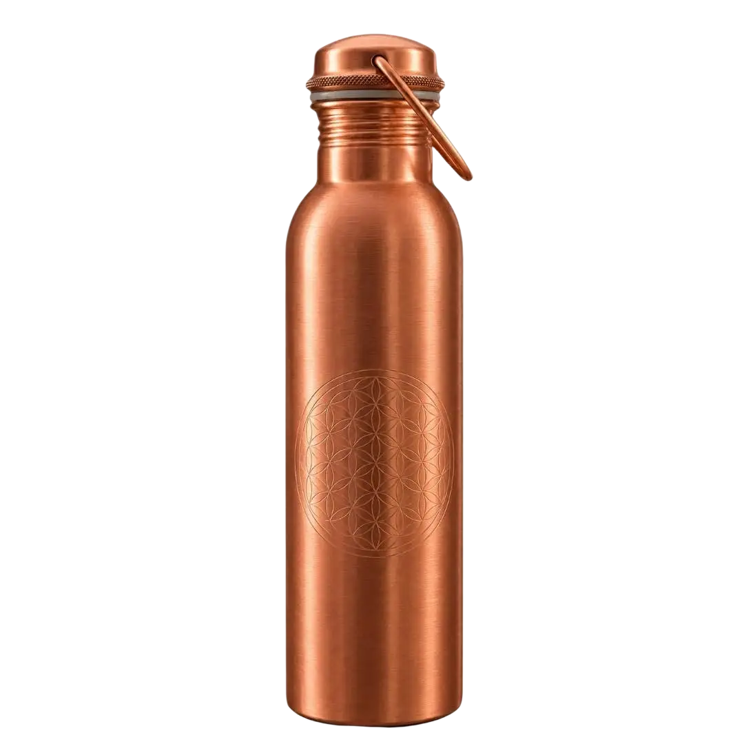 Reine Kupfer-Wasserflasche „Blume des Lebens“ mit Griff von Ayurveda Specialist B.V. auf glänzender Kupferoberfläche.