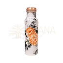 Weiße reine kupferflasche blumenmuster mit kupferfarbenem deckel und eleganten orangefarbenen pfingstrosen
