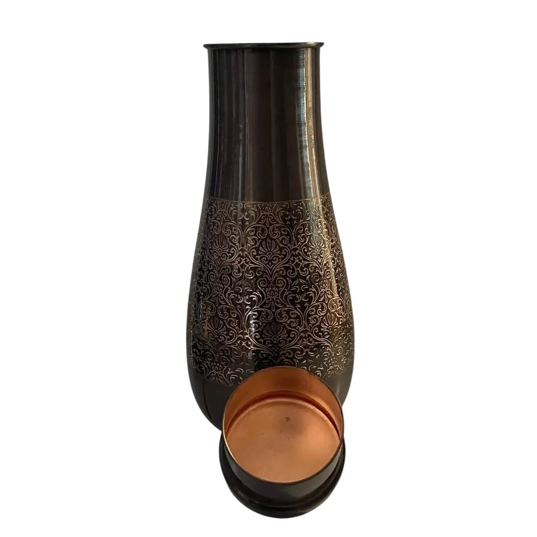 Antike Kupferkaraffe mit Deckel von Ayurveda Specialist B.V., geätzt, elegante dunkle Bronze-Oberfläche.