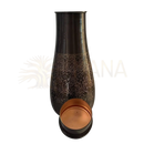 Elegante kupferkaraffe antik mit dunkel bronze vase und feinen silber filigran mustern auf kupferbasis