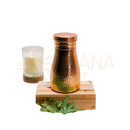 Reine kupferkaraffe gehämmert in kupferfarben mit spiegelnder oberfläche und passendem deckel für ayurveda spezialist