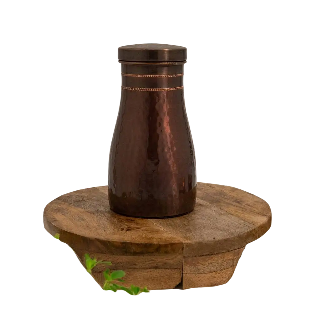 Gehämmerte, antike Kupferkaraffe von Ayurveda Specialist B.V., 950 ml, handgefertigt, mit traditionellem Design.