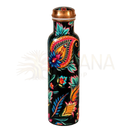 Reine kupferne wasserflasche mit lebendigem paisley- und blumenmuster und kupferfarbenem deckel vor schwarzem hintergrund