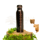 Eine reine kupferwasserflasche in dunklem kupfer mit chakren antiker gruß design und 750 ml fassungsvermögen