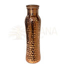 Eine handgefertigte reine kupferwasserflasche curve gehämmert mit passendem Schraubdeckel ideal für ayurveda specialist