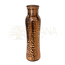 Reine kupferwasserflasche curve gehämmert mit goldfarbenem schraubverschluss handgefertigte ayurveda kupferflasche