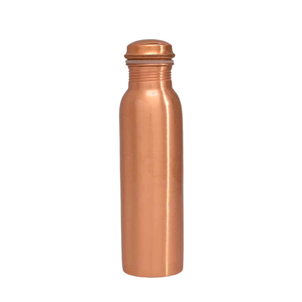 Eine schlanke kupferwasserflasche aus kupfer mit 950 ml fassungsvermögen und dezenten horizontalen rillen
