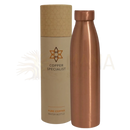 Eine reine kupferwasserflasche matt in rosegold mit matte polished oberfläche und schwerer ausführung cirka 950 ml