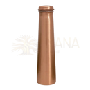 Eine reine kupferwasserflasche turm matt in schwerer ausführung mit schlanker form und horizontalen rillen
