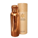 Eine polierte kupfer wasserflasche reine mit geätztem flower of life muster und texturiertem deckel aus kupfernem trinkgeschirr