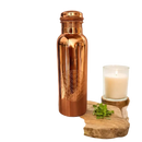 Reine polierte kupfer-wasserflasche flower of life 1 liter mit eingraviertem geometrischem muster für ayurveda specialist