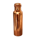Eine reine polierte kupfer-wasserflasche mit blume des lebens gravur und schraubverschluss aus kupfernem trinkgeschirr