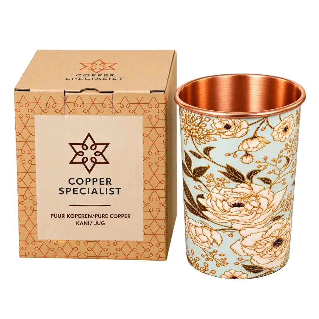 Reiner kupferbecher mit blumenmuster in hellblau und gold im mana shop verpackt, 300 ml 135 g schwer