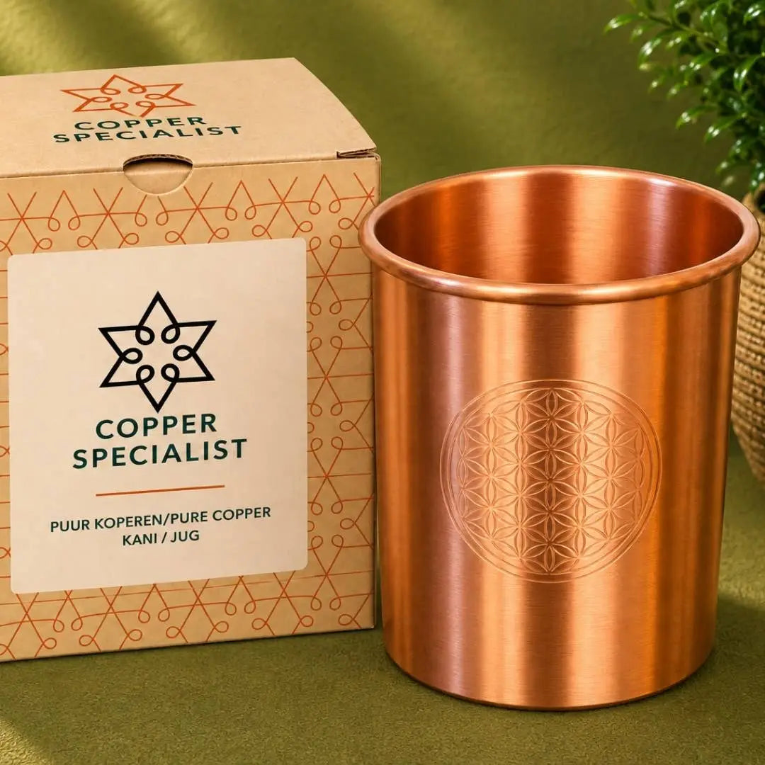 Ein matt gebürsteter rein kupfer kupferbecher mit flower of life blume des lebens muster von copper specialist