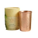 Ein reiner kupfer kupferbecher mit blume des lebens muster und zylindrischer verpackung aus traditionellem ayurveda material