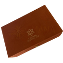 Braune samt-geschenkbox mit goldgeprägtem copper specialist logo für reines kupfer blume des lebens set