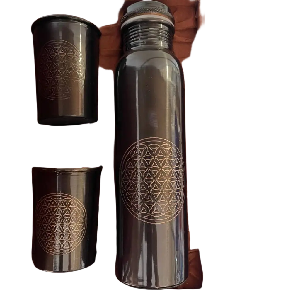 Reines Kupferset Flower of Life Antik mit 950 ml Kupferflasche und 2 Kupferbechern in Geschenkbox, Wasserflasche von Ayurveda Specialist B.V.