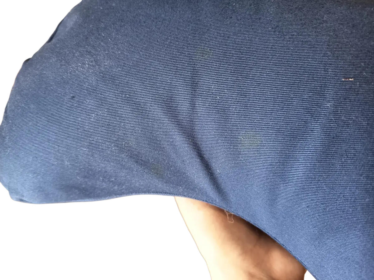 Dunkelblaues Reise Meditationskissen Yogi Mond Mini ECO von Bodynova, mit blauer Denim-Optik, bequemes Meditationskissen für unterwegs