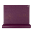 Ein gerollte rishikesh premium mat wild berry yogamatte in lila mit strukturierter oberfläche und dezentem logo