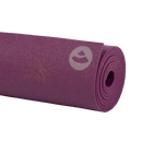 Ein gerollte lila rishikesh premium yogamatte mat wild berry mit strukturierter oberfläche und dezentem logo