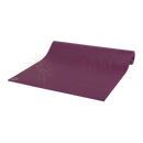 Ein tiefviolettes rishikesh premium mat wild berry mit strukturierter oberfläche und dezentem logo, premium yogamatte