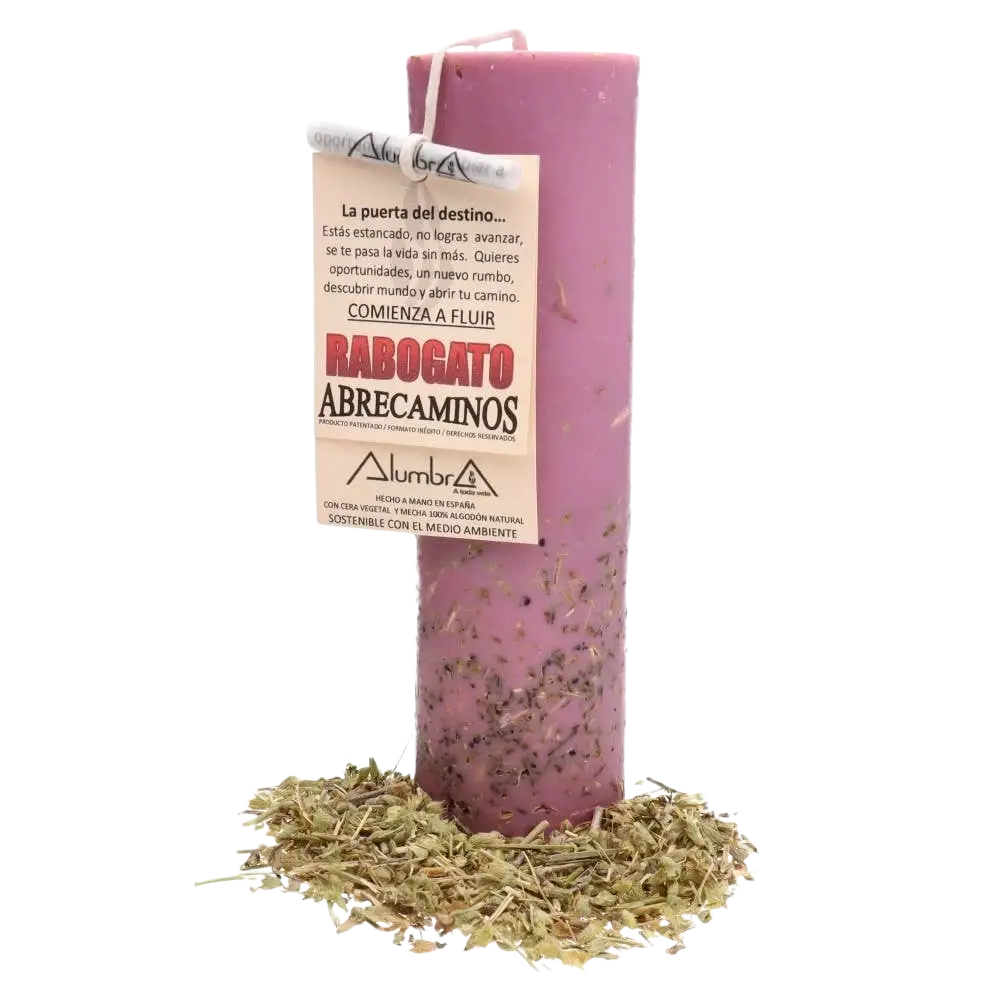 Eine handgefertigte ritualkerze abrecaminos 190 g in violett mit strukturierter unterseite und getrockneten kräutern