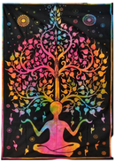 Vibranter ritualtuch wandteppich meditation mit regenbogenfarbenem lebensbaum und meditierender figur auf schwarzem grund