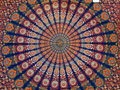 Vibrantes ritueltuch mandala 200x220cm mit orange-rotem paisley-muster auf tiefblauem wandtuch strandtuch