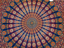 Vibrantes ritueltuch mandala 200x220cm mit orange-rotem paisley-muster auf tiefblauem wandtuch strandtuch