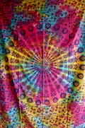 Vibrantes ritueltuch mandala 200x220cm mit buntem tie-dye und filigranen paisley mustern als wandtuch strandtuch