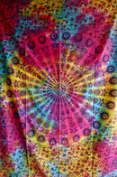 Vibrantes ritueltuch mandala 200x220cm mit buntem tie-dye und filigranen paisley mustern als wandtuch strandtuch