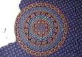 Vibrantes mandala 200x220cm ritueltuch mit lila, türkis, gold und braunen kreisförmigen mustern als wandtuch strandtuch