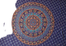 Vibrantes mandala 200x220cm ritueltuch mit lila, türkis, gold und braunen kreisförmigen mustern als wandtuch strandtuch