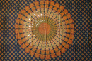 Vibrantes mandala 200x220cm ritualtuch in orange und grün auf dunkelblauem grund ideal als wandtuch oder strandtuch