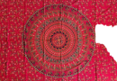 Vibrantes rotes ritueltuch mandala 200x220cm mit schwarzen goldbraunen kreismustern als wandtuch oder strandtuch