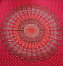 Vibrantes rotes mandala wandtuch 200x220cm mit orange schwarzen konzentrischen mustern als ritualtuch strandtuch