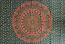 Vibrantes mandala 200x220cm ritueltuch mit roten und grünen mustern auf dunkel petrolfarbenem wandtuch