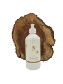 Weiße plastikflasche von d’natureza castor oil mit weißem pumpspender und minimalistischem etikett mit goldener beschriftung für mana shop