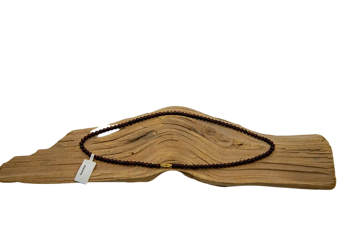 Dunkelrote Rosenholz-Kette mit 46cm Länge, Schmuck von Shanti Enterprise, goldfarbene Details, elegante Perlenkette