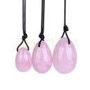 Rosenquarz Yoni-Ei von Mana Shop, 45 x 35 mm, für Selbstliebe und weibliche Balance, glatte Oberfläche und zart rosa Farbe.