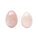 Zwei glatte rosenquarz yoni-eier mit sanftem rosa ton für bewusste selbstverbindung und emotionale harmonie