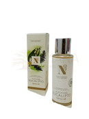 Ein weißer flaschenkörper mit silbernem verschluss und goldakzenten von d’natureza mit rosamarin und eukalyptus massageöl