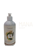 Weiße kunststoffflasche mit pumpspender und label mit rosmarin und eukalyptus blättern für eukalyptus körperöl von d’natureza als massageöl