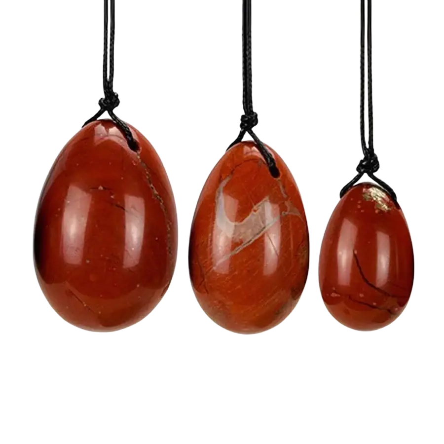 Drei handgefertigte naturunikate roter japis yoni-ei anhänger aus madagassischem jasper mit schwarzem band von artisans de madagascar
