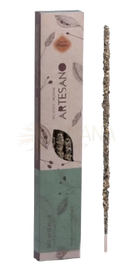 Ein schlanker silberfarbener sagrada madre artesano räucherstäbchen mit strukturierter oberfläche und weißer spitze